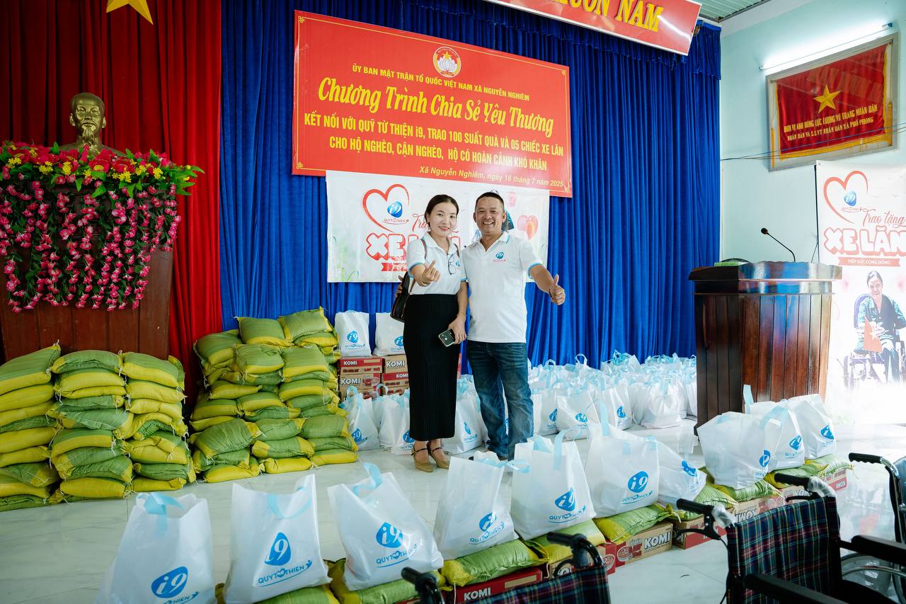 Số Đỏ Casino thể hiện trách nhiệm xã hội và cam kết cộng đồng, với hình ảnh biểu tượng hỗ trợ và phát triển bền vững.